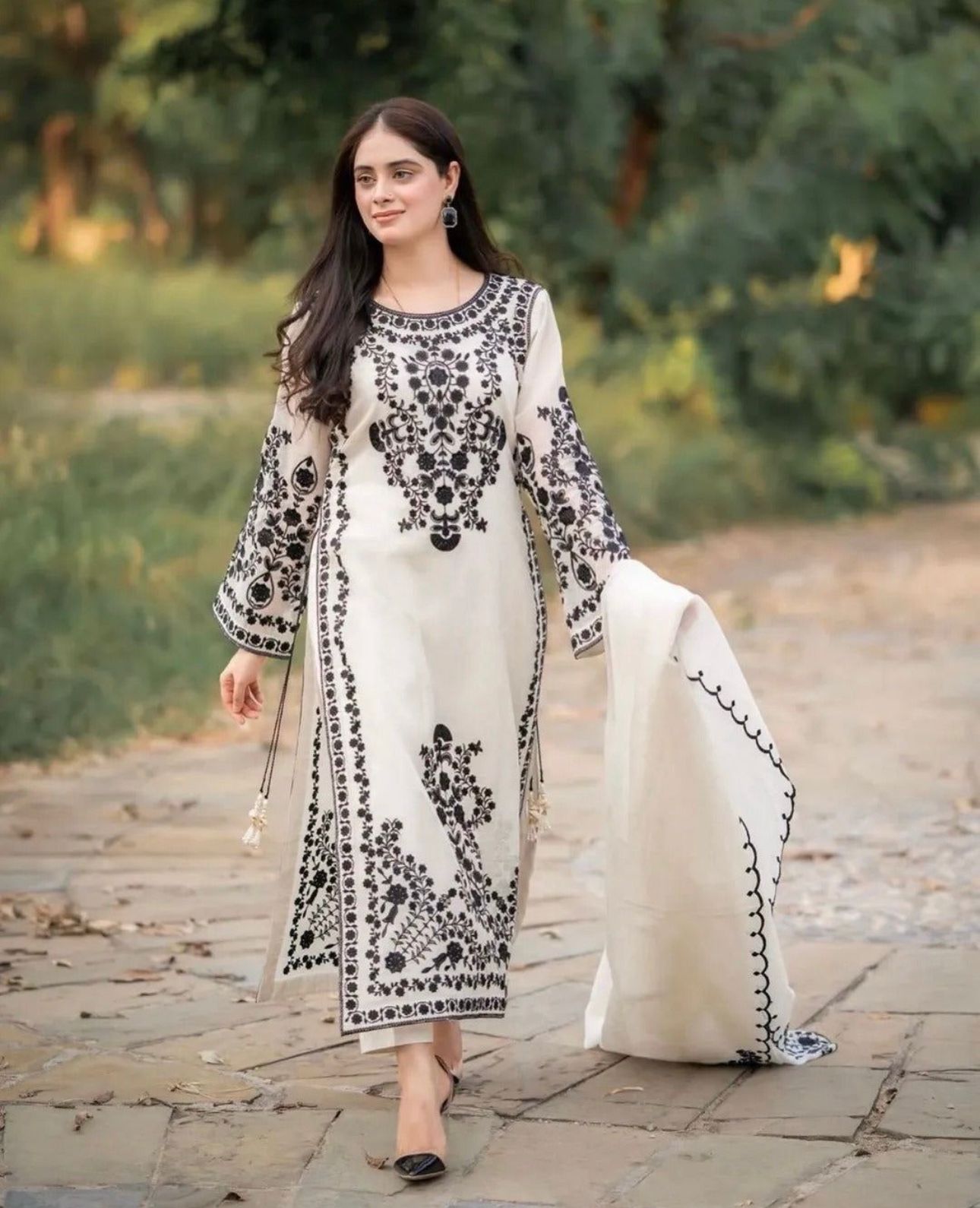 Agha noor new collection luxury embroidered 3pcs lawn suit - oye ji Agha noor new collection luxury unstitched 3 piece embroidered lawn suit khaadi net dupatta